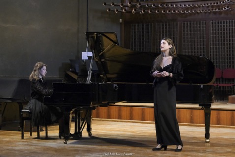 Duo Wind Elegy – Clara La Licata (voce) e Matilde Bianchi (pianoforte) in scena con “Musiche contro le guerre”.